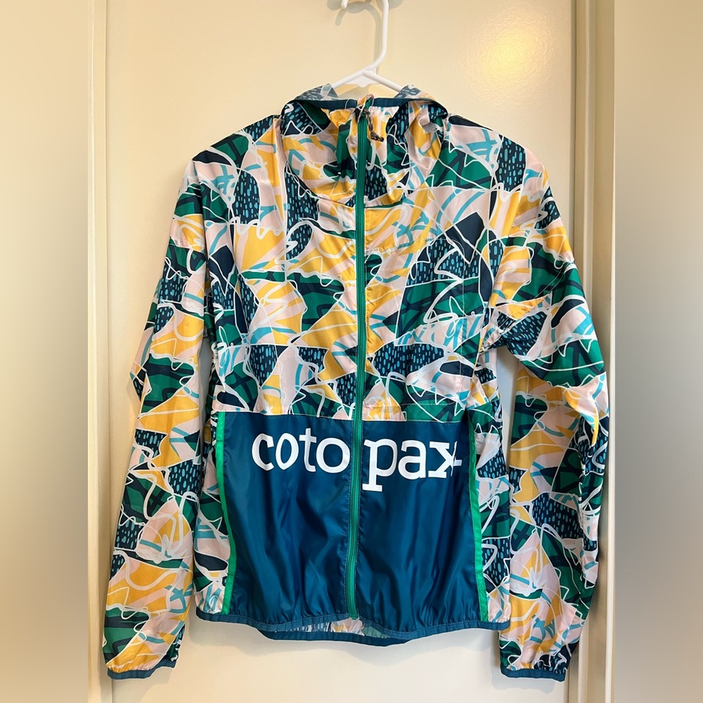 Cotopaxi Women Windbreaker Jacket with hood